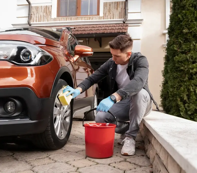 Lavage auto à domicile Lanquetot : professionnel intervenant sur un véhicule